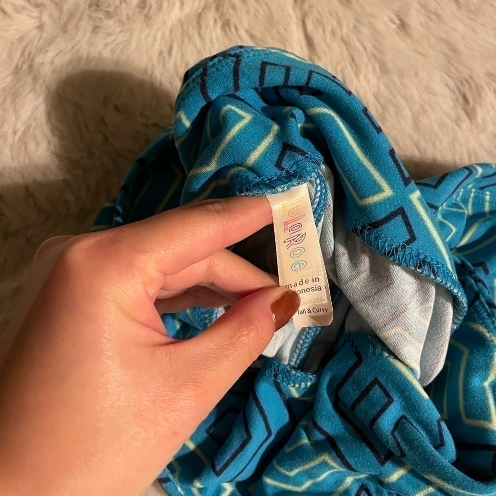 LuLaRoe Blue Arrows Design Tall Curvy One Size Leggings
Condition 8/10 no flaws - Picture 5 of 7